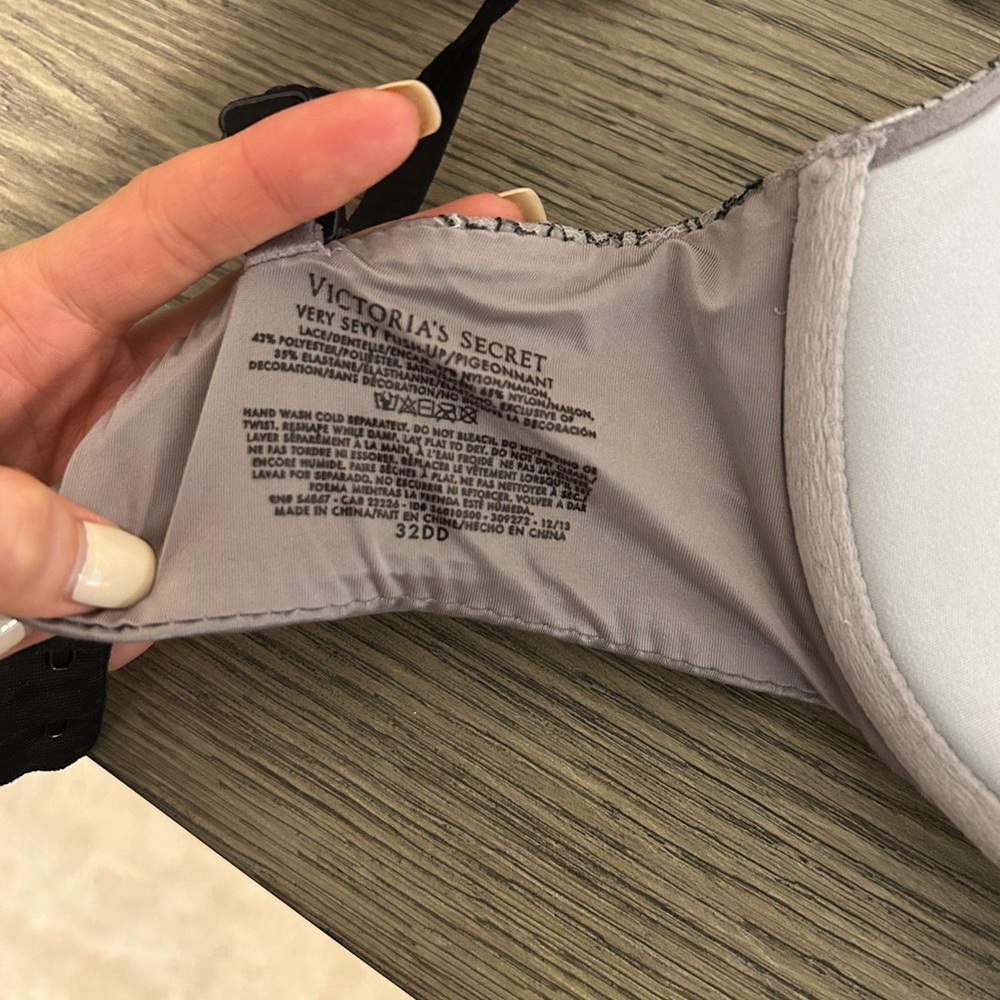 Victoria secret very sexy push up bra size 32DD
